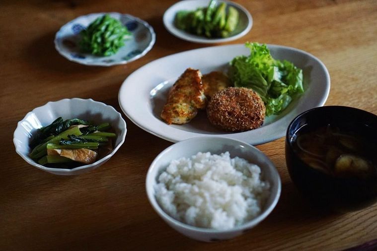 複数のおかずがのったmamiさんの食卓