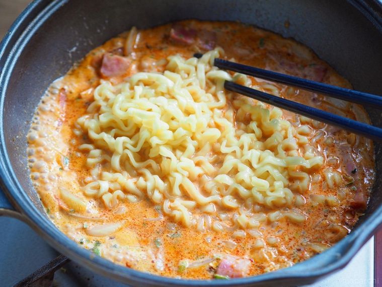 ジンチャンポン麺とソースを絡めているところ