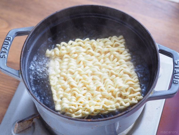 鍋でジンチャンポンの麺をゆでる様子