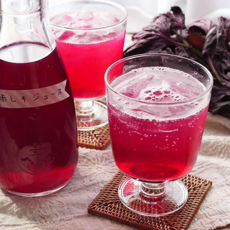 しそジュースいりのガラスボトルとグラス