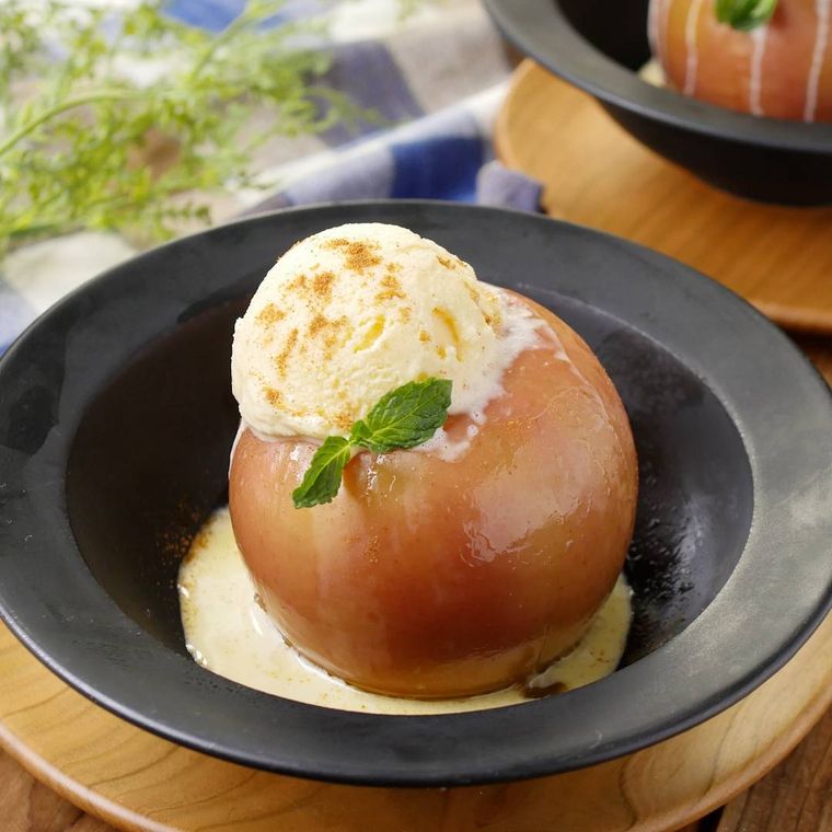 黒い器に盛り付けた焼きりんご