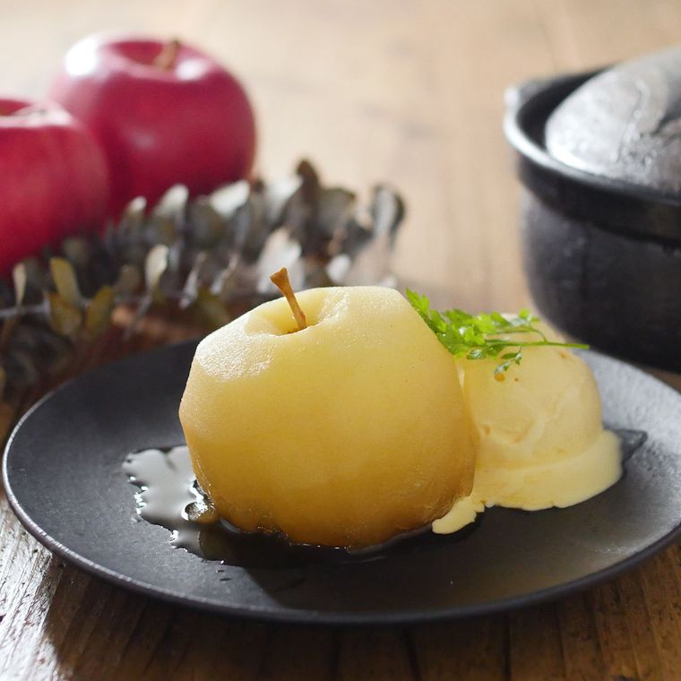 黒い皿に盛り付けたりんごコンポート