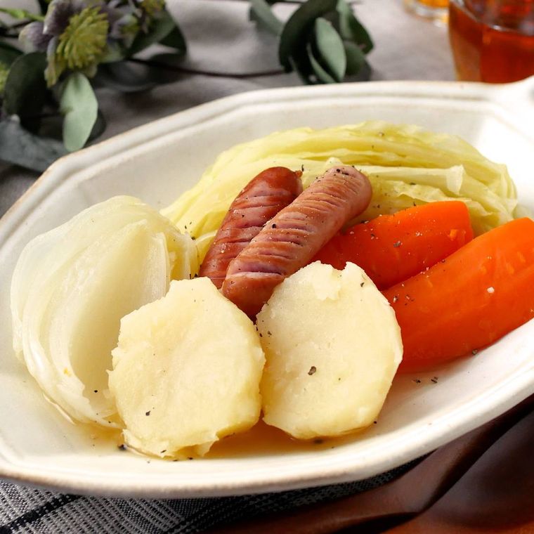 白い皿に盛り付けたポトフ