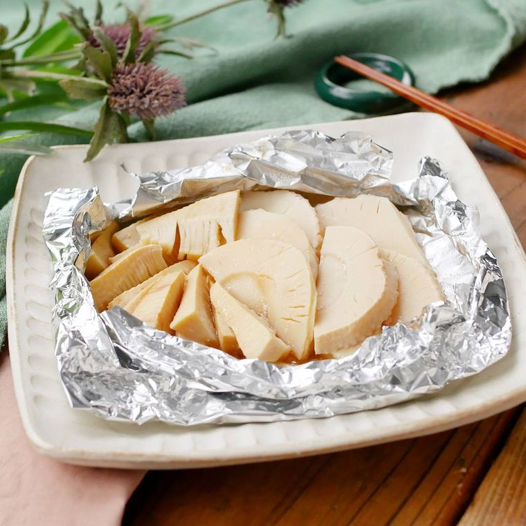 白い平皿に盛り付けたたけのこのホイル焼き