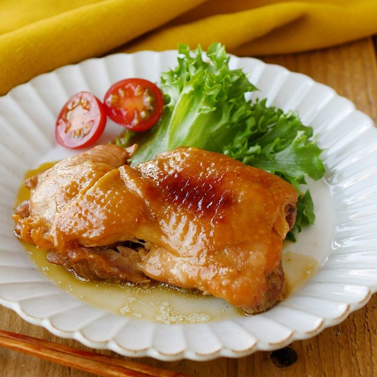 白い皿に盛り付けた照り焼きチキン