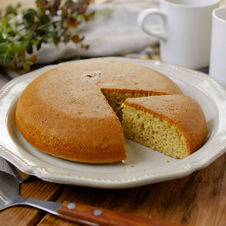 白い皿に盛り付けた米粉バナナケーキ