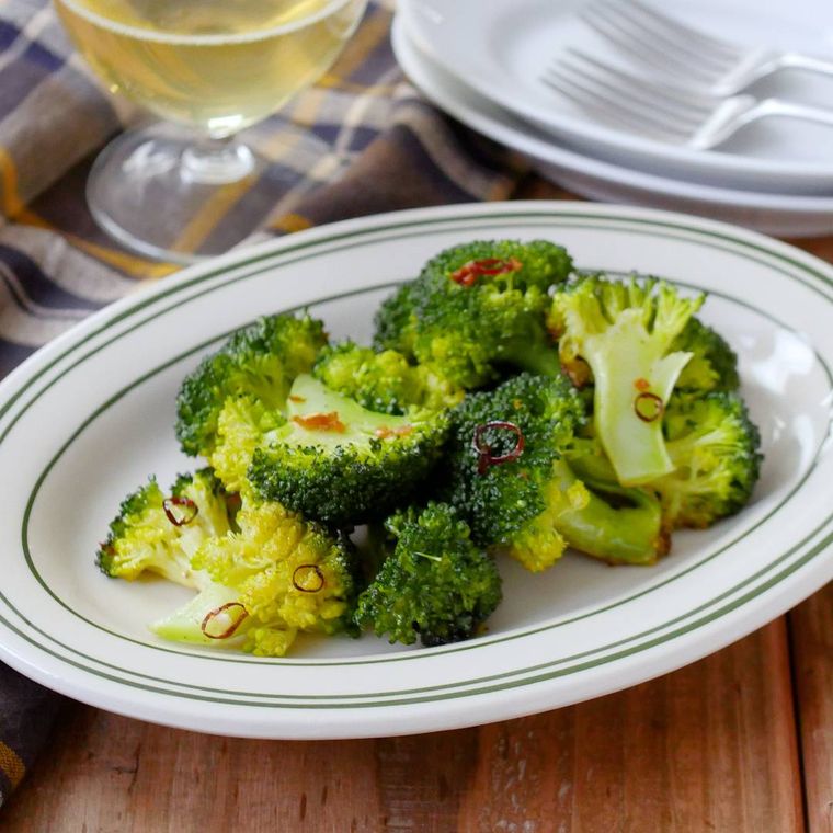 白い器に盛り付けたブロッコリーのオリーブオイル蒸し