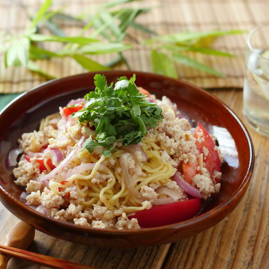 インスタント麺で エスニック風まぜそば Macaroni