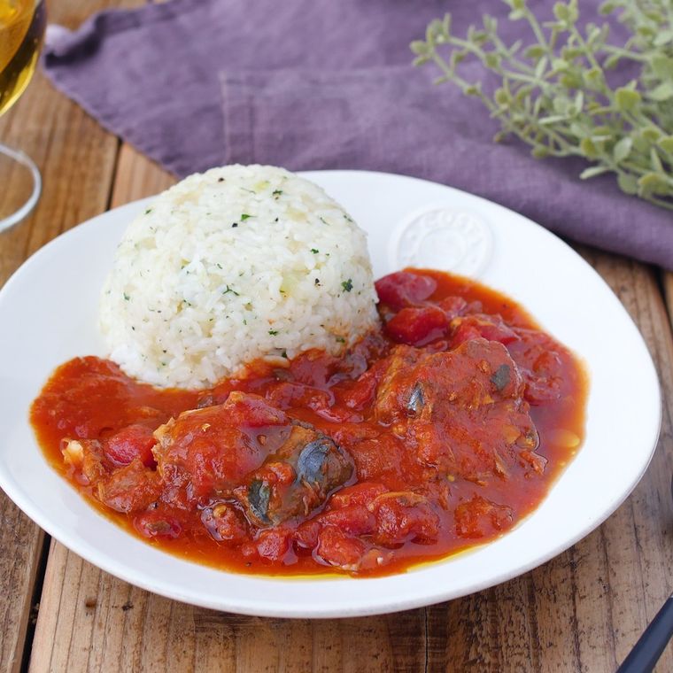皿にさば缶トマト煮とご飯が入っている