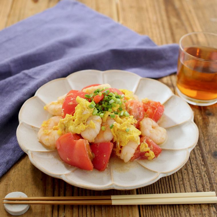 器にエビとトマトの中華炒めが入っている