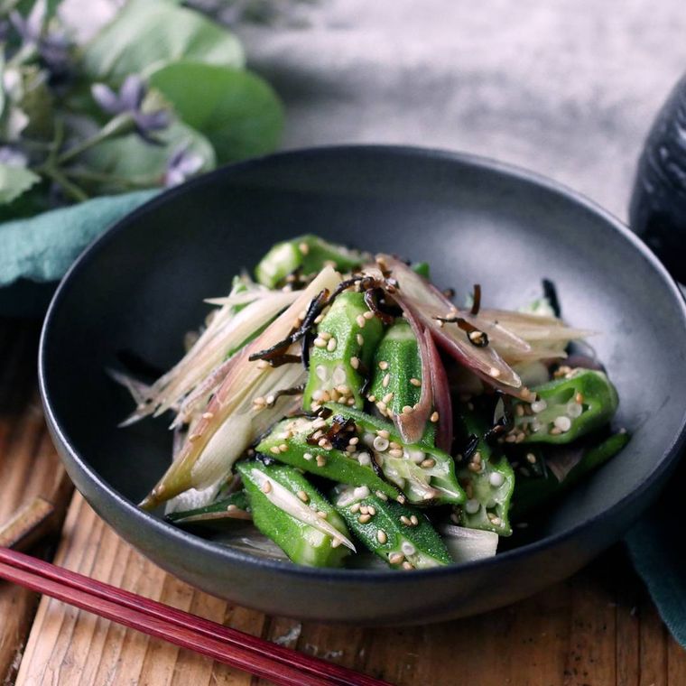 黒い小鉢に盛り付けられた、オクラとみょうがの塩こんぶごま和え