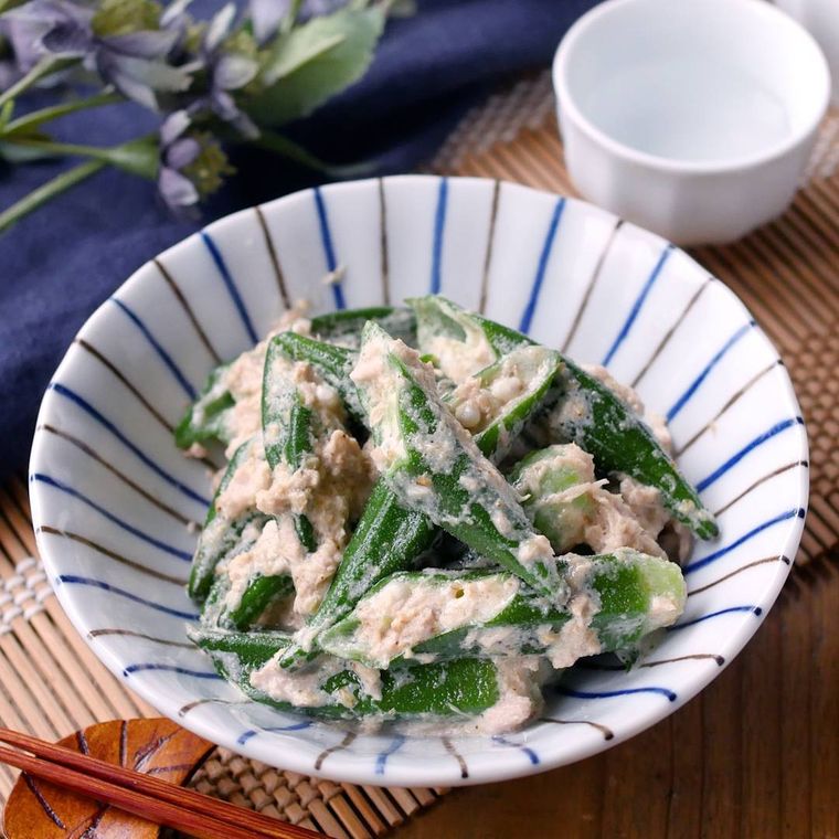 柄物の小鉢に盛り付けられた、オクラとツナのごまマヨポン和え