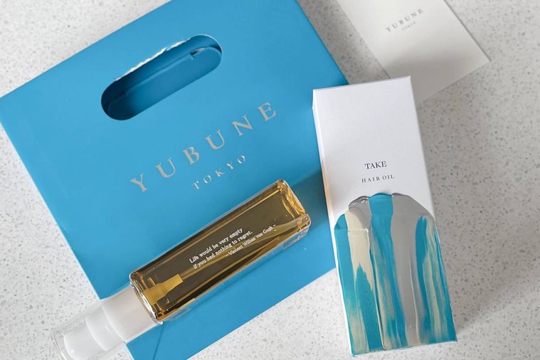 YUBUNEのヘアオイルの箱と中身と袋