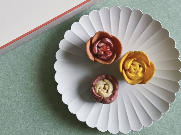 お皿にのったトウキョウチューリップローズのお菓子