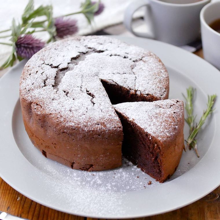 白い皿に置かれた米粉のガトーショコラ