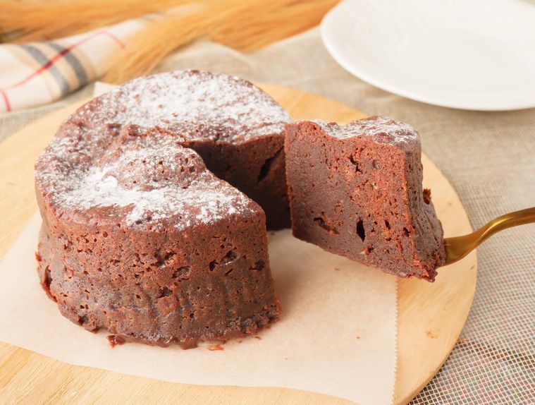 カットしてフォークにのせたガトーショコラ