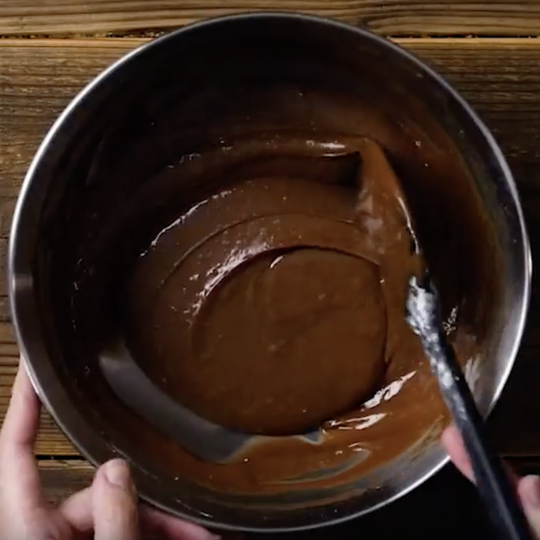 ガトーショコラの生地を混ぜている様子