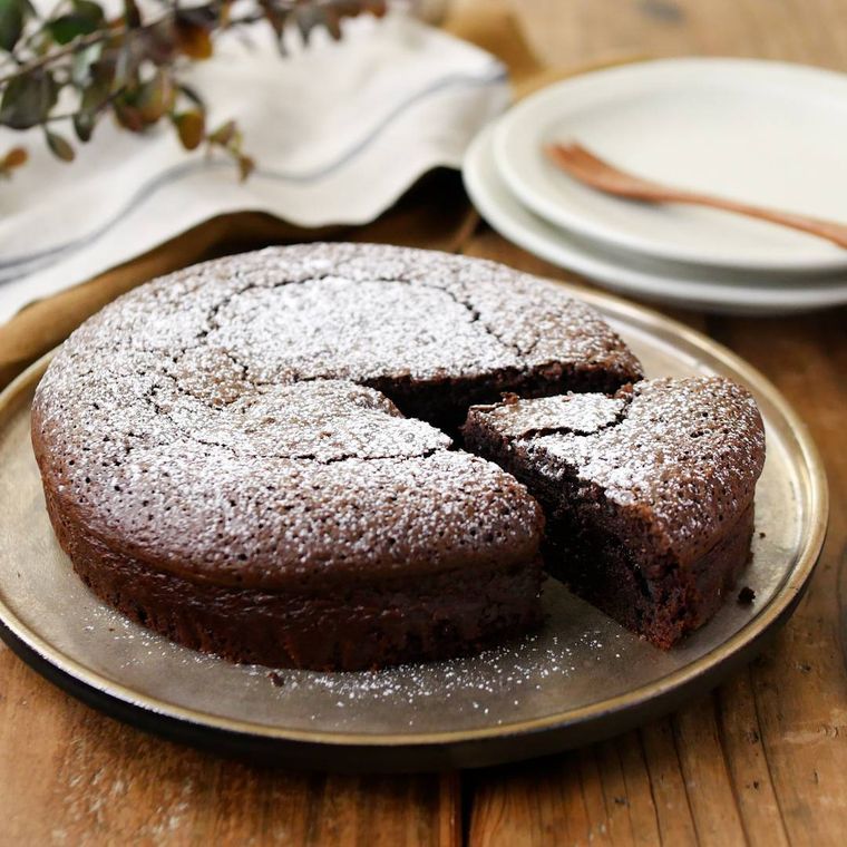 茶色い皿に盛られたお手軽ガトーショコラ