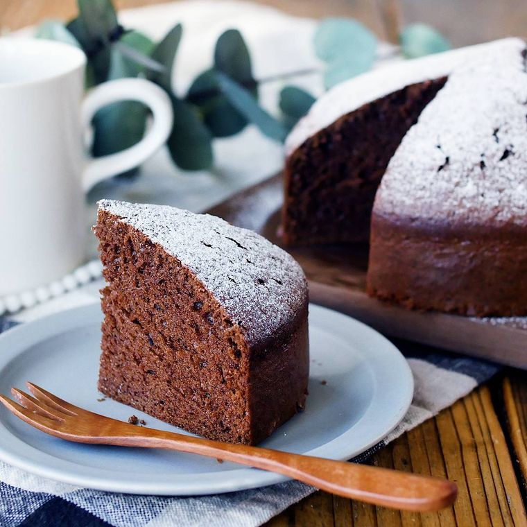 白い皿に盛られたホットケーキミックスで作るガトーショコラ