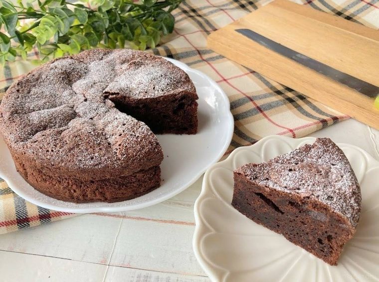 白い皿にカットして盛られた、ガトーショコラ