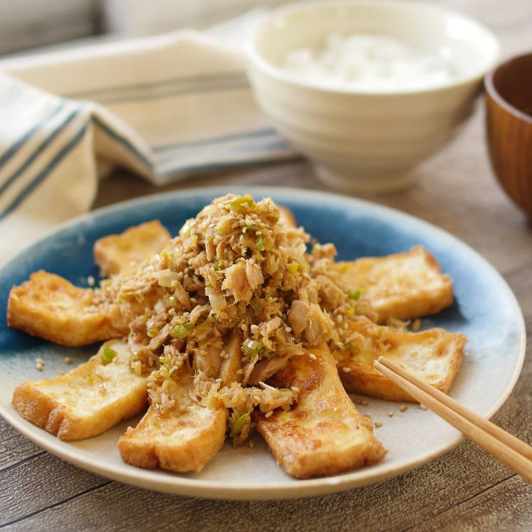 陶器の皿に入った厚揚げステーキのねぎシーチキンのせ