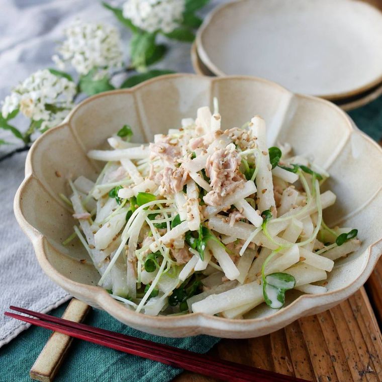 白皿に盛られた大根とシーチキンのマヨポンサラダ