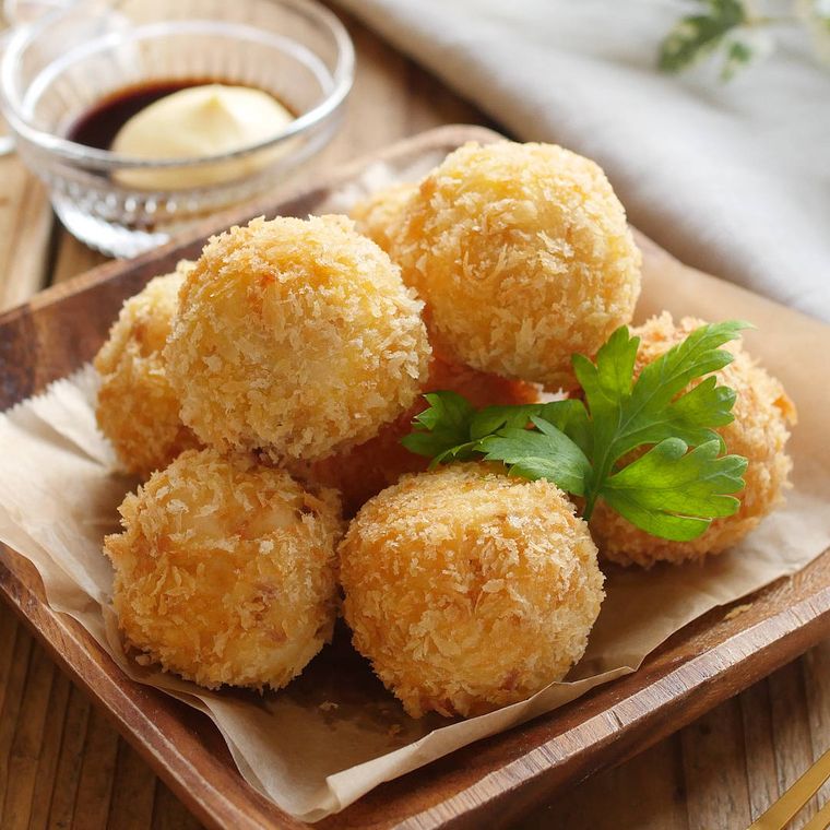 木製プレートにのったシーチキンとはんぺんのボールフライ