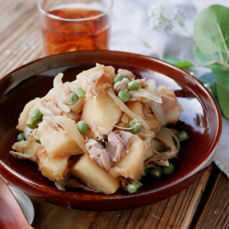 茶色い皿に盛られたシーチキンとじゃがいものレンジ蒸し