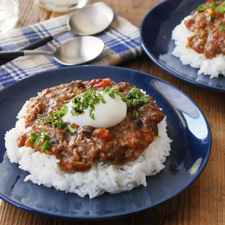 濃紺の皿に入ったシーチキンキーマカレー