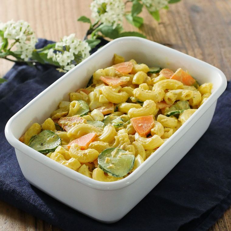 白い容器に入ったシーチキンカレーマカロニサラダ