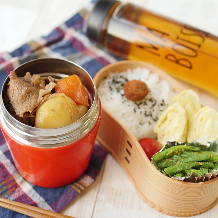 スープジャーに詰めた肉じゃがと、ひょうたん型のわっぱ弁当