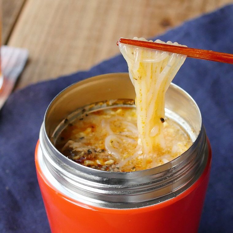 赤いスープジャーに入った、しらたきの酸辣湯麺