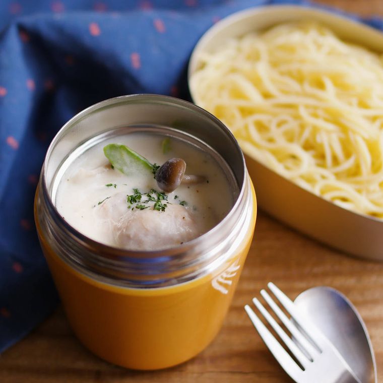 茶色いスープジャーと弁当箱に入った、きのこと鶏肉のクリームスープパスタ
