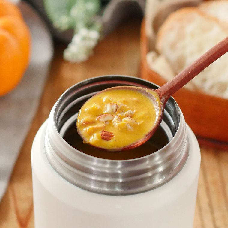 白いスープジャーに入った、ケチャップが隠し味のかぼちゃのポタージュ