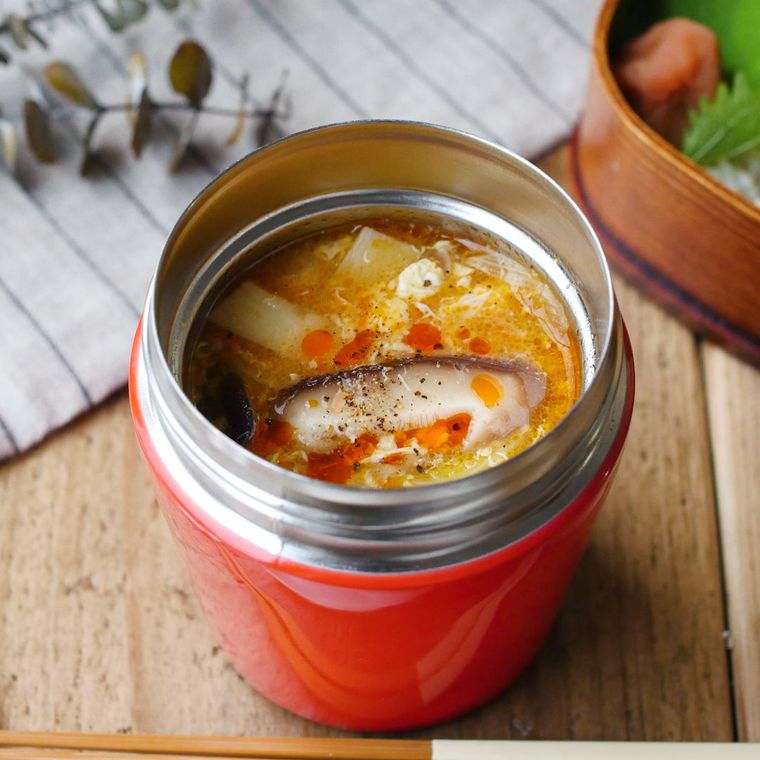 赤いスープジャーに入った、白菜と豚肉の酸辣湯