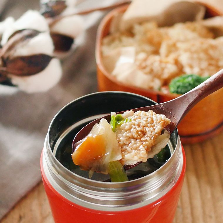 赤いスープジャーに入った、おこげ入りの豚肉と大根の中華スープ