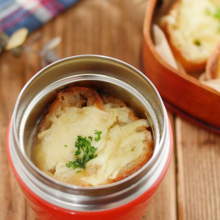 赤いスープジャーに入った、簡単オニオングラタンスープ