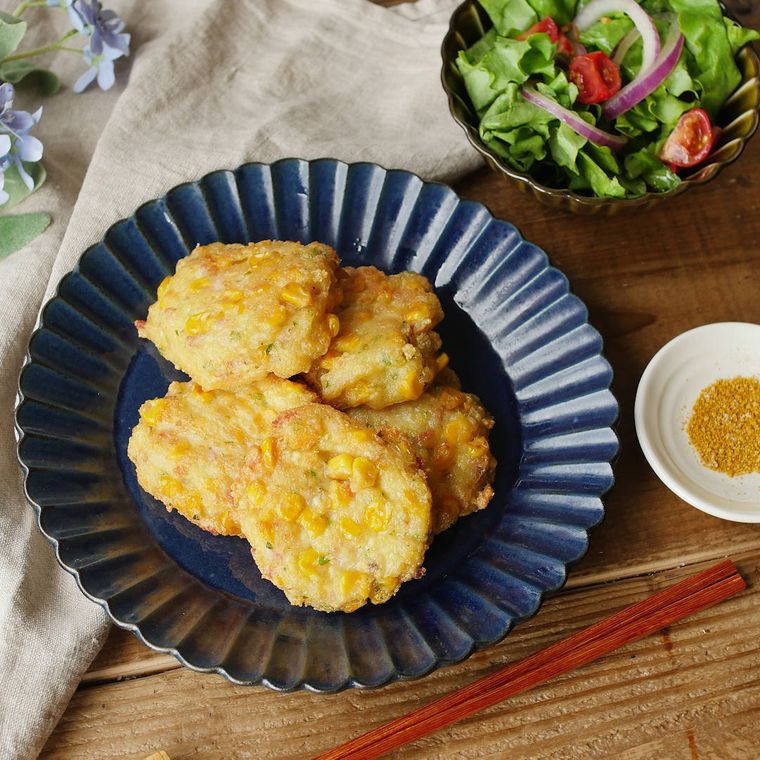 紺の皿に盛られたコーンのがんもどき風