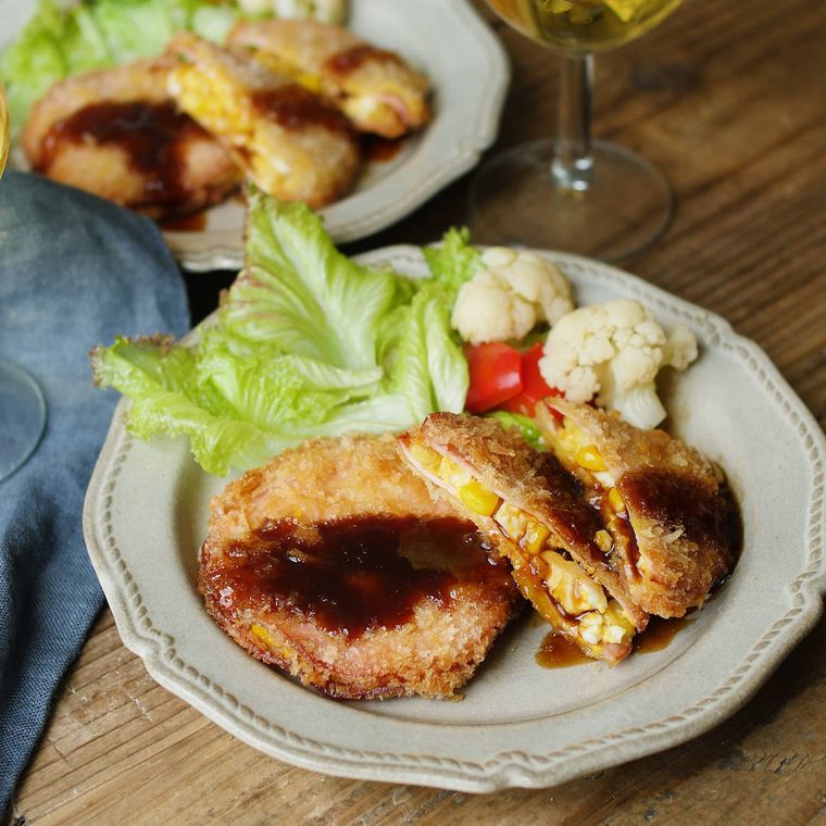 白い皿に盛られたコーンのタルタルハムカツ