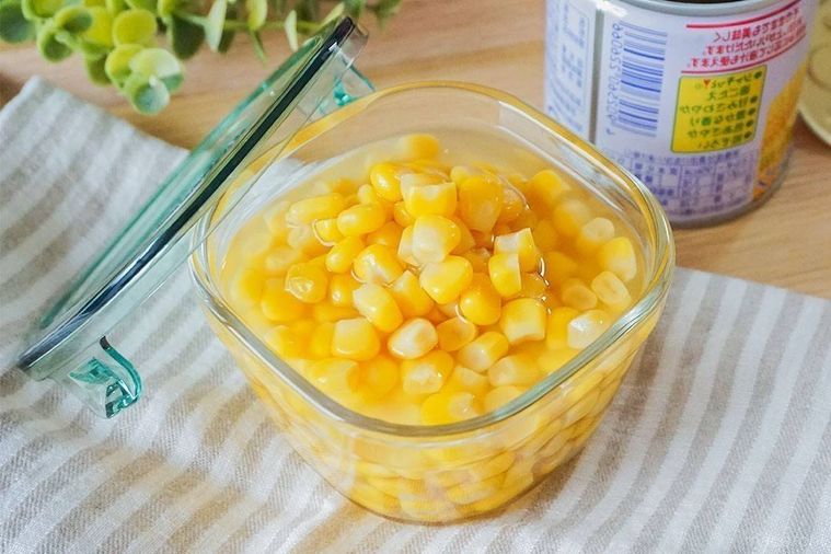 ガラス容器の中のコーン缶