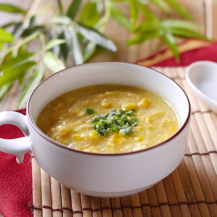 白い器に盛られたコーンの中華風スープ