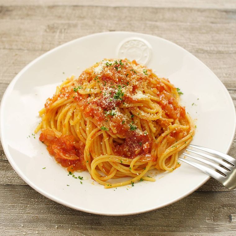白い皿にトマトパスタが盛られている様子