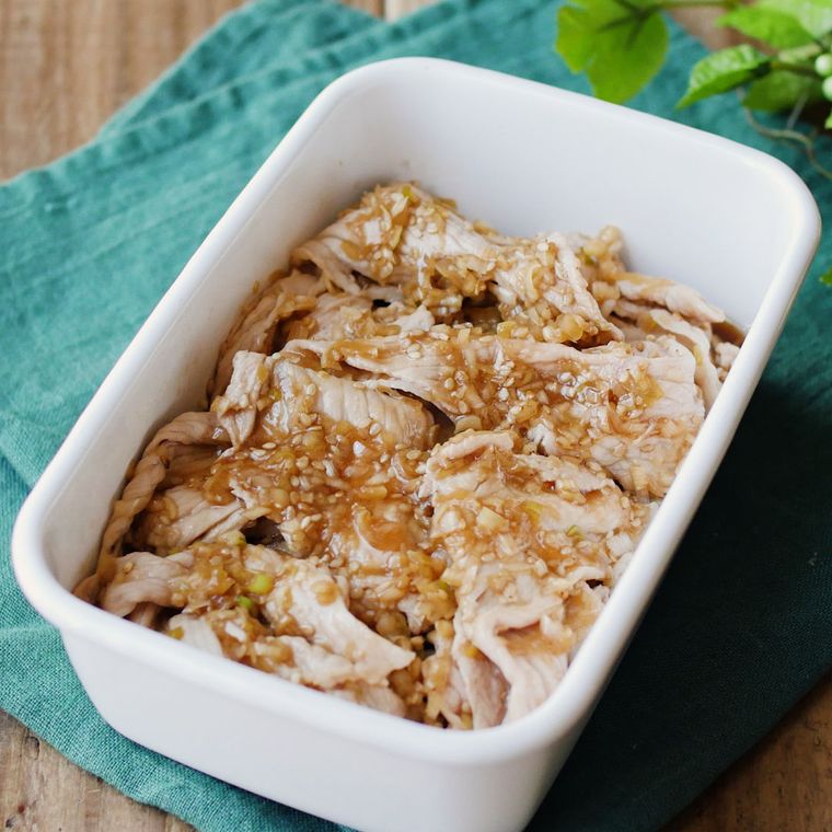 白い保存容器に入ったねぎだれ豚しゃぶ