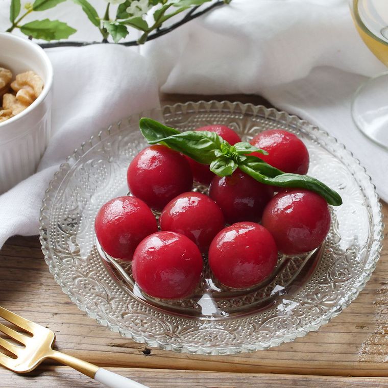 ガラスの小皿に盛り付けられたミニトマトのマリネ