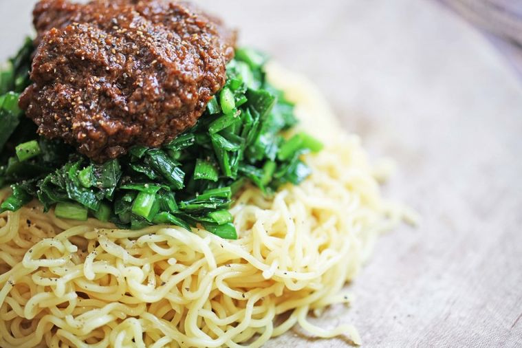 かにみそトマトジャンを使った汁なし担々麺