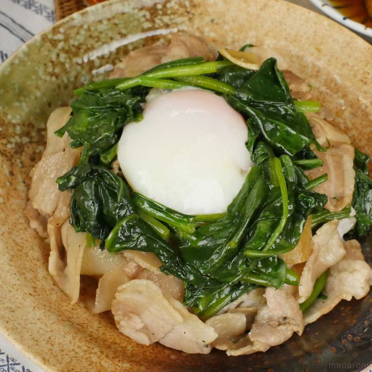 茶色い器に入った豚肉とほうれん草、卵のポパイ丼