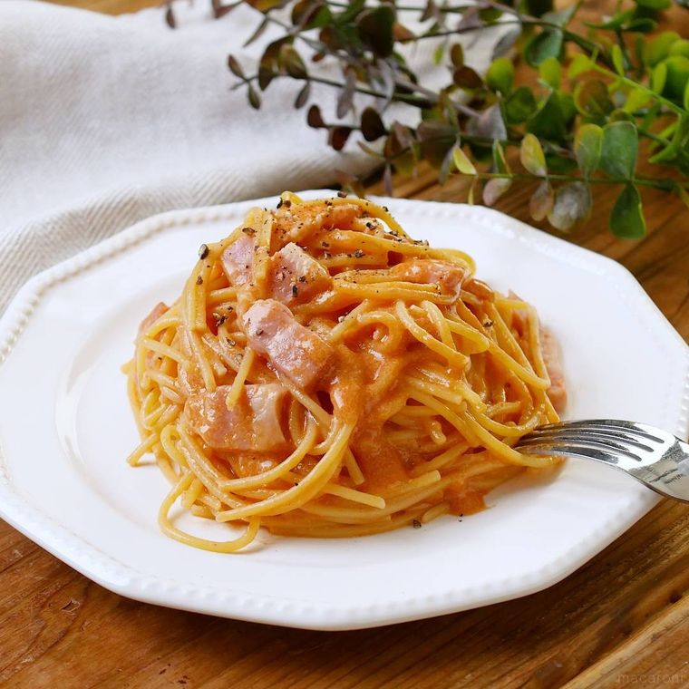 白い皿に入った濃厚トマトクリームパスタ