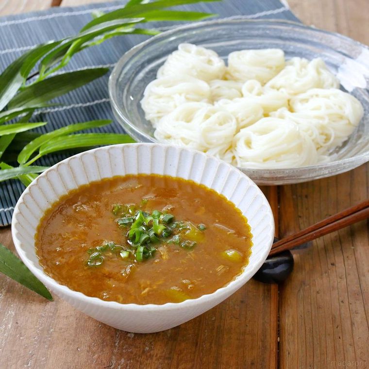 ガラスの器に入ったそうめんとカレーつけだれ