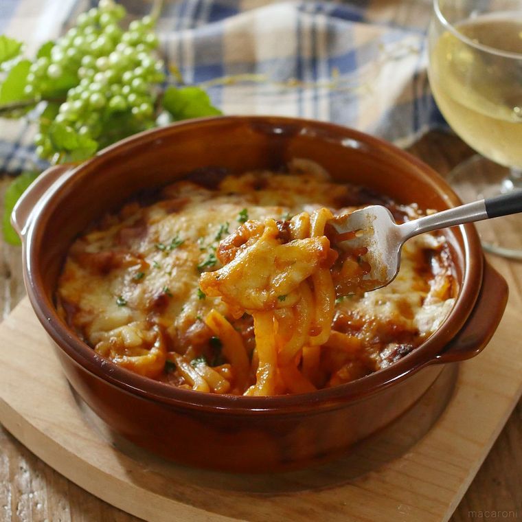 茶色いグラタン皿に入ったラザニア風うどん