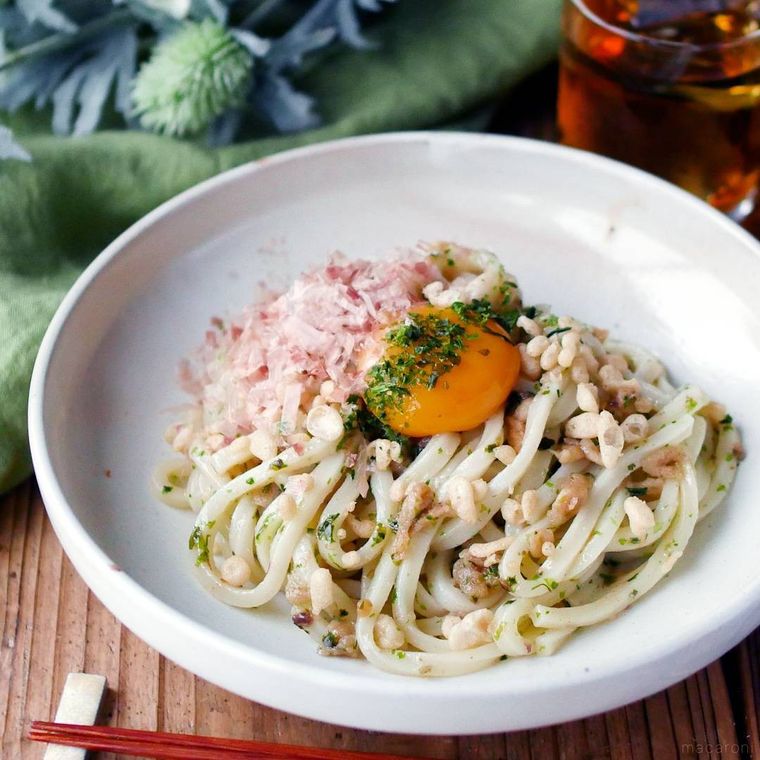 白い皿に入った悪魔の冷やしうどん